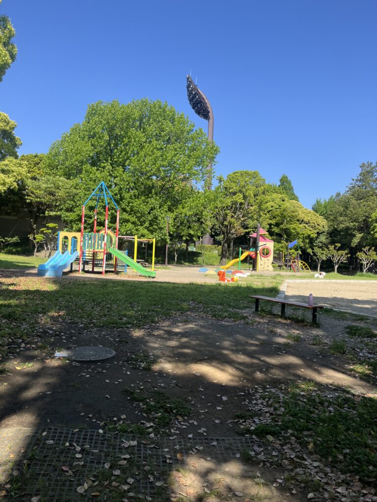 平塚市総合公園の小さい子向け滑り台など遊具の写真です。