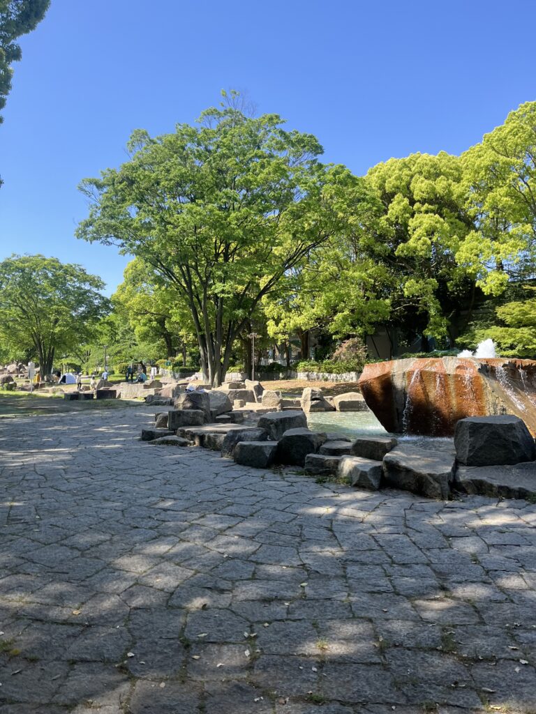 平塚市総合公園の水遊び場（じゃぶじゃぶ池）の写真です。