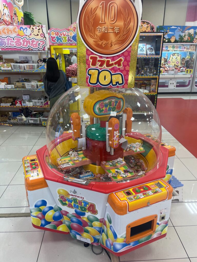 ぐるぐる大帝国大和店の10円キャッチャーの写真です。スコップでお菓子を取れる機械です。