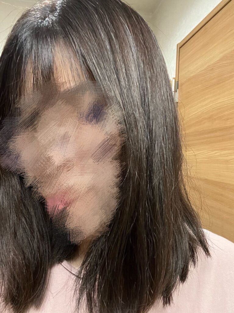 顔をモザイクで消した水星です。縮毛矯正のおかげでミディアムヘアのうねりは程よい感じになっています。