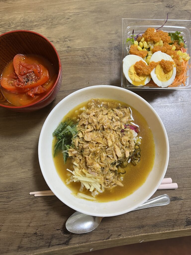 パプリカとトマトのスープ、野菜サラダ、冷やしだしカレーの写真です。