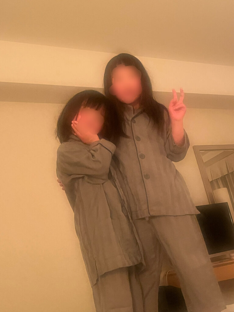 エミオン東京ベイのパジャマを着て並んで立っている姉妹の写真です。