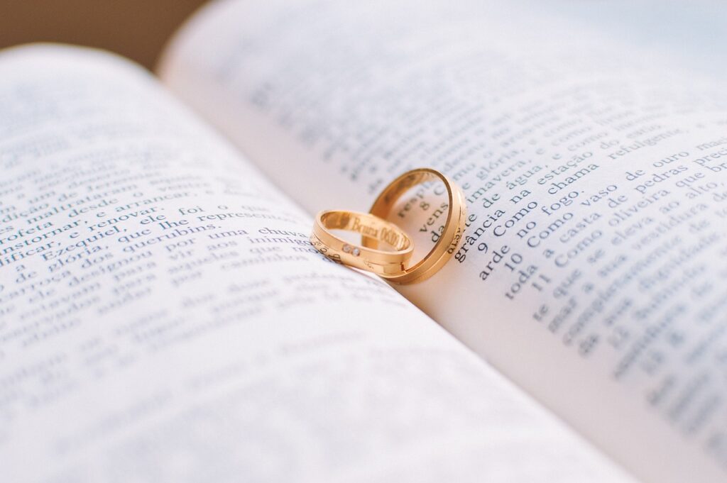 結婚指輪を2つ重ねた画像です。鈴木えみは“交際2週間”でスピード結婚！旦那の国籍は？娘も超かわいいと話題♪