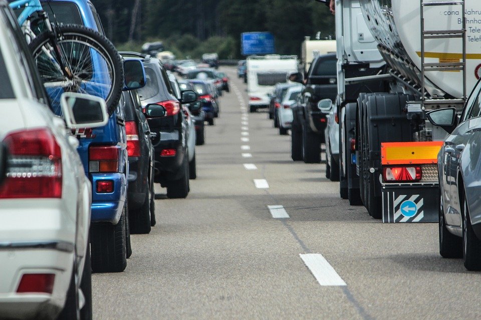 道路で車が渋滞して列になっている画像です。